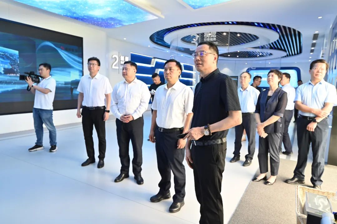 連云港市市長邢正軍一行蒞臨江蘇慧智新材調(diào)研(圖1) 連云港市市長邢正軍一行蒞臨江蘇慧智新材調(diào)研(圖1)